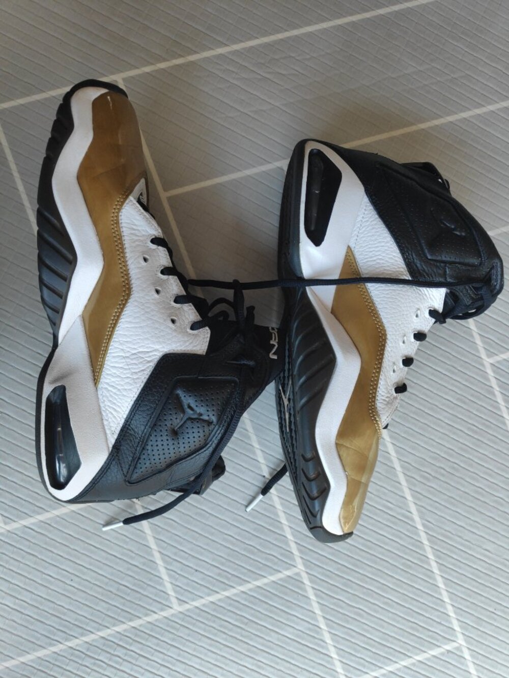 Jordan B'loyal Black Gold Men's 9.5 - Picture 3 of 6